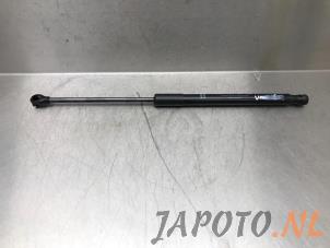 Używane Amortyzator gazowy lewy tyl Toyota Yaris IV (P21/PA1/PH1) 1.5 12V Hybrid Cena € 24,95 Procedura marży oferowane przez Japoto Parts B.V.