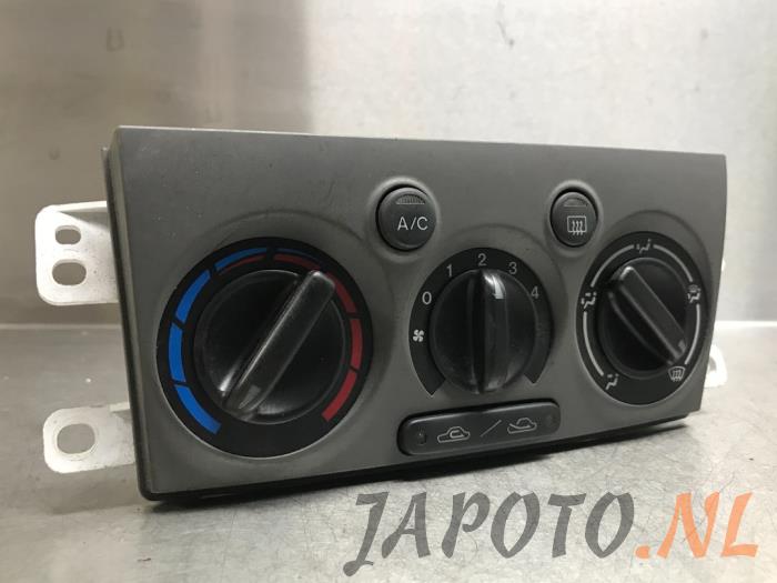 Panel de control de calefacción de un Mazda Premacy 1.8 16V 2000