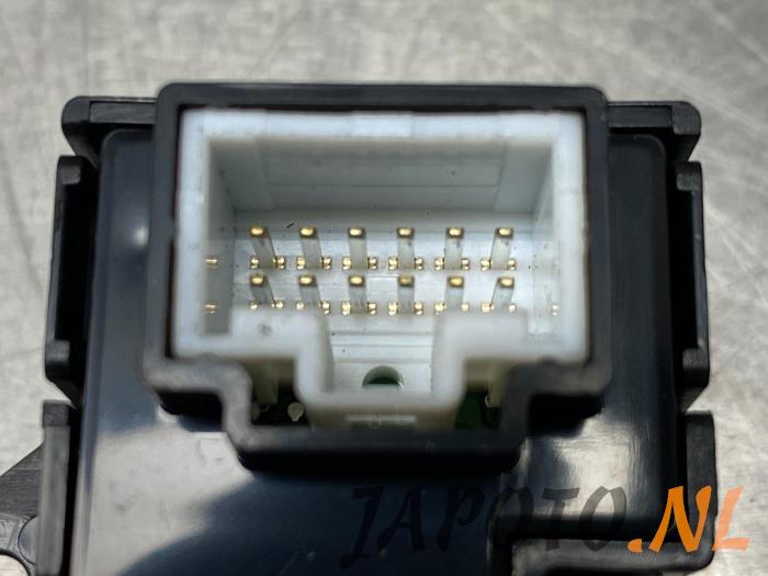 Airbag indicator light from a Kia Rio III (UB) 1.1 CRDi VGT 12V 2012