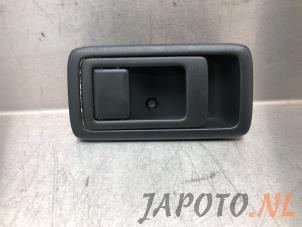 Używane Uchwyt drzwi prawych tylnych wersja 4-drzwiowa Toyota Yaris Verso (P2) 1.3 16V Cena € 14,95 Procedura marży oferowane przez Japoto Parts B.V.