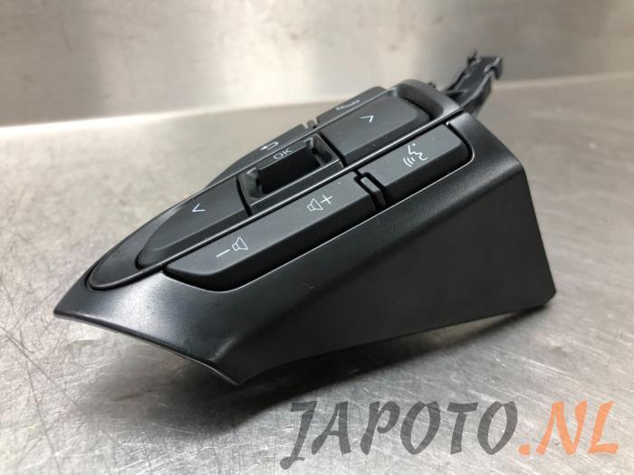 Steering wheel switch from a Toyota Yaris IV (P21/PA1/PH1) 1.5 12V Hybrid 2022