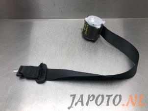Used Rear seatbelt, centre Toyota Yaris IV (P21/PA1/PH1) 1.5 12V Hybrid Price € 99,95 Margin scheme offered by Japoto Parts B.V.