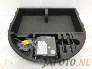 Usagé Kit d'outils Hyundai i30 Wagon (GDHF5) 1.6 CRDi Blue Drive 16V VGT Prix € 49,95 Règlement à la marge proposé par Japoto Parts B.V.