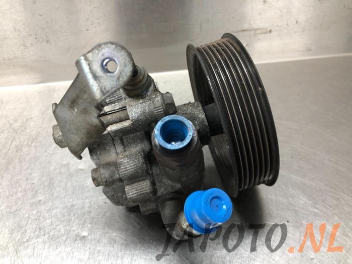 Power steering pump from a Toyota Avensis Wagon (T25/B1E) 2.0 16V VVT-i D4 2006