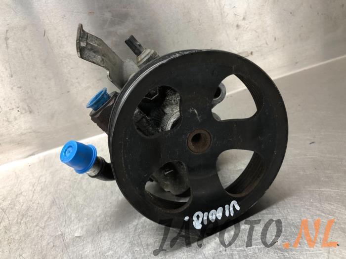 Power steering pump from a Toyota Avensis Wagon (T25/B1E) 2.0 16V VVT-i D4 2006