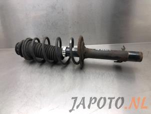 Używane Amortyzator prawy przód Toyota Aygo (B10) 1.0 12V VVT-i Cena € 24,95 Procedura marży oferowane przez Japoto Parts B.V.