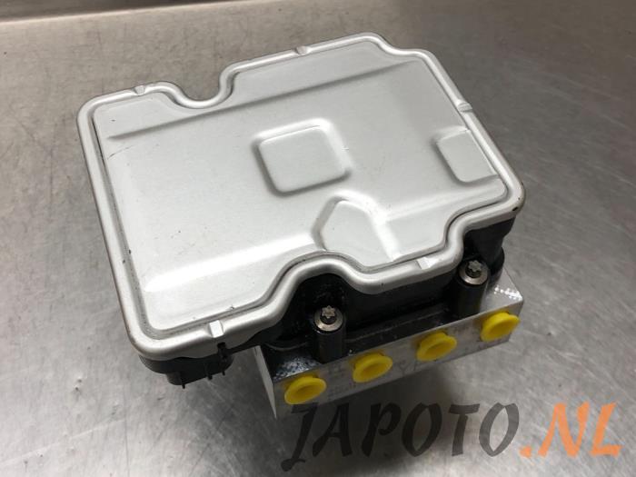 Używane Pompa ABS Toyota Yaris IV (P21/PA1/PH1) 1.5 12V Hybrid Cena € 157,45 Procedura marży oferowane przez Japoto Parts B.V.