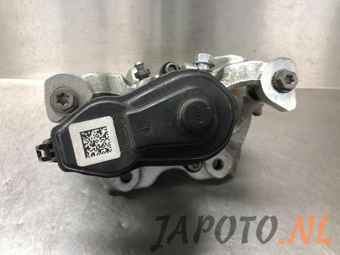 Rear brake calliper, left from a Toyota Yaris IV (P21/PA1/PH1) 1.5 12V Hybrid 2022