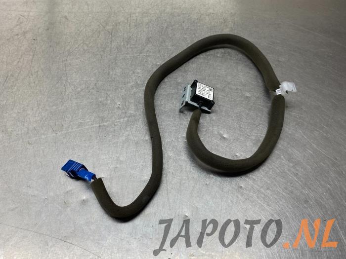 GPS antenna from a Nissan Juke (F15) 1.2 DIG-T 16V 2014