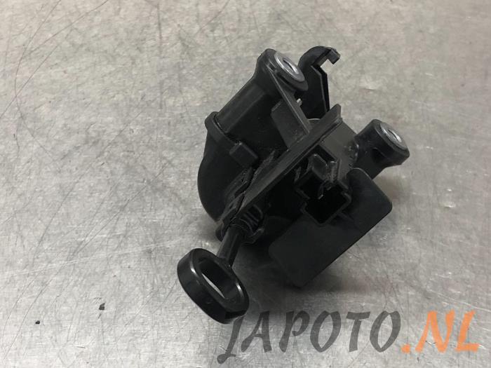 Central locking motor from a Toyota Aygo (B40) 1.0 12V VVT-i 2018