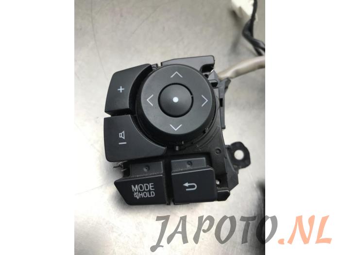 Interruptor combinado columna de dirección de un Toyota Auris (E18) 1.8 16V Hybrid 2015