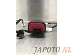 Used Front seatbelt buckle, right Toyota Auris (E18) 1.8 16V Hybrid Price € 19,95 Margin scheme offered by Japoto Parts B.V.