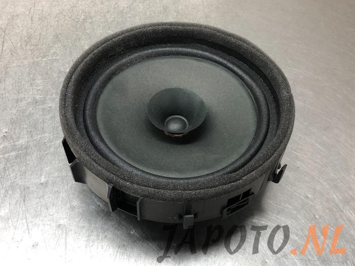 Speaker from a Mitsubishi Outlander (GF/GG) 2.0 16V PHEV 4x4 2018