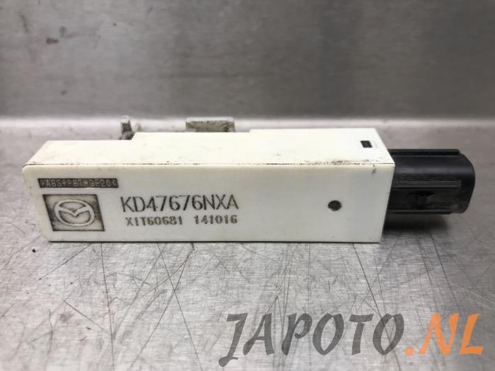 Keyless entry antenna from a Mazda CX-5 (KE,GH) 2.5 SkyActiv-G 192 16V 4WD 2015