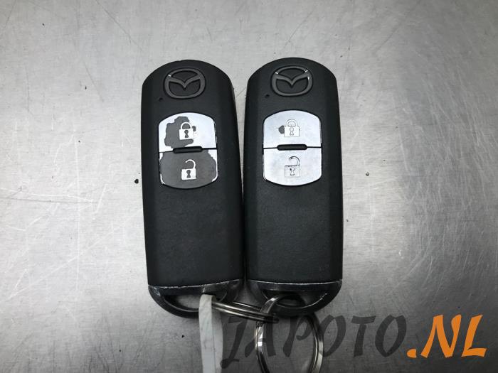 Ignition lock + computer from a Mazda CX-5 (KE,GH) 2.5 SkyActiv-G 192 16V 4WD 2015