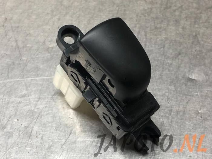 Usados Interruptor de ventanilla eléctrica Nissan X-Trail (T32) 1.6 Energy dCi Precio € 20,95 Norma de margen ofrecido por Japoto Parts B.V.