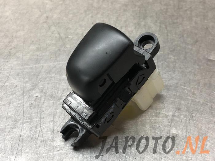 Usados Interruptor de ventanilla eléctrica Nissan X-Trail (T32) 1.6 Energy dCi Precio € 20,95 Norma de margen ofrecido por Japoto Parts B.V.