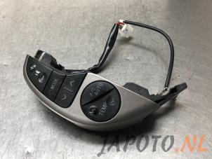 Usados Interruptor de mando de volante Toyota Prius (NHW20) 1.5 16V Precio € 39,95 Norma de margen ofrecido por Japoto Parts B.V.