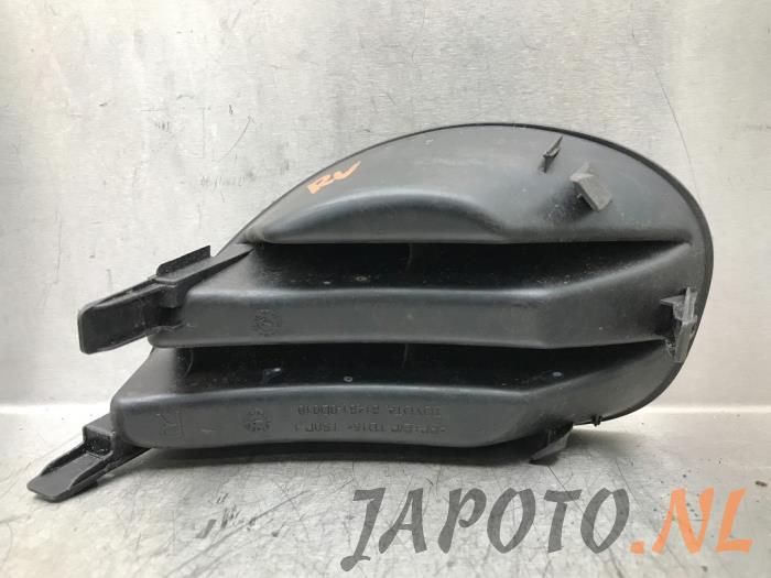 Fog light cover plate, right from a Toyota Yaris II (P9) 1.3 16V VVT-i 2007
