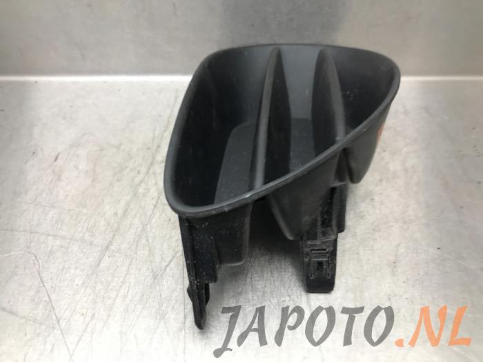 Fog light cover plate, right from a Toyota Yaris II (P9) 1.3 16V VVT-i 2007