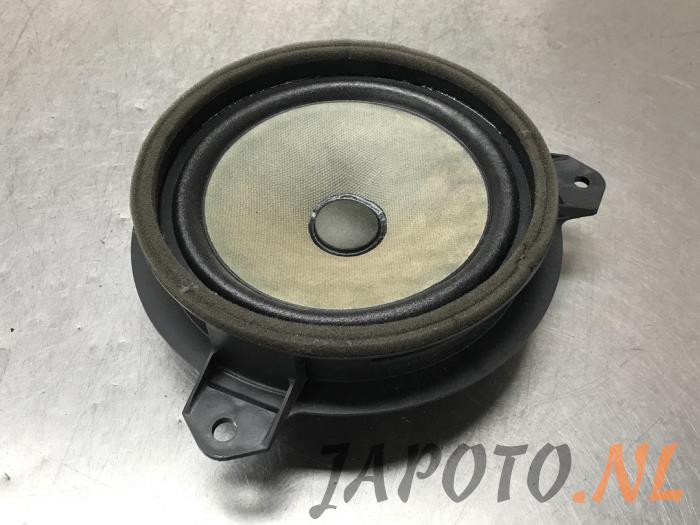 Speaker from a Toyota Aygo (B40) 1.0 12V VVT-i 2016