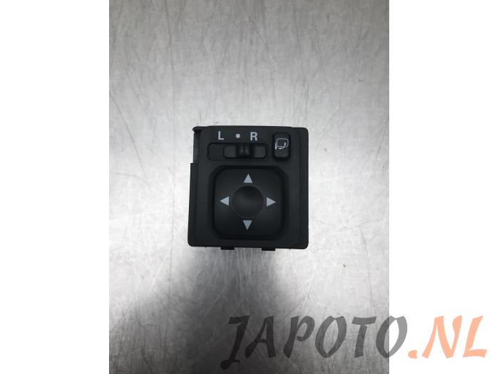 Używane Przelacznik lusterka Mitsubishi ASX 1.8 DI-D HP MIVEC 16V Cena € 20,95 Procedura marży oferowane przez Japoto Parts B.V.