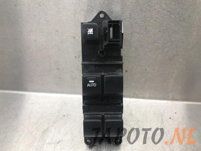 Usados Interruptor combinado de ventanillas Mitsubishi Space Star (A0) 1.2 12V Precio € 41,95 Norma de margen ofrecido por Japoto Parts B.V.
