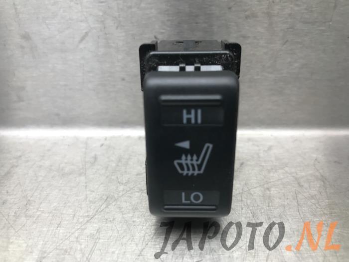 Seat heating switch from a Nissan Juke (F15) 1.6 16V 2013