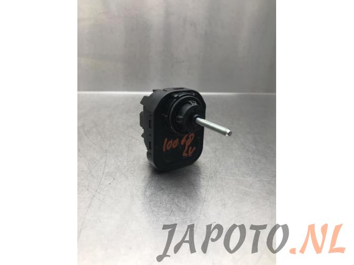 Używane Silnik reflektora Suzuki Swace 1.8 16V Hybrid Cena € 41,95 Procedura marży oferowane przez Japoto Parts B.V.