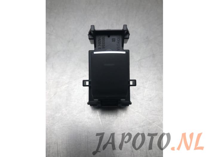 Usados Interruptor de ventanilla eléctrica Suzuki Swace 1.8 16V Hybrid Precio € 26,20 Norma de margen ofrecido por Japoto Parts B.V.