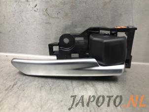 Usagé Poignée portière 4portes arrière droite Suzuki Swace 1.8 16V Hybrid Prix € 24,95 Règlement à la marge proposé par Japoto Parts B.V.