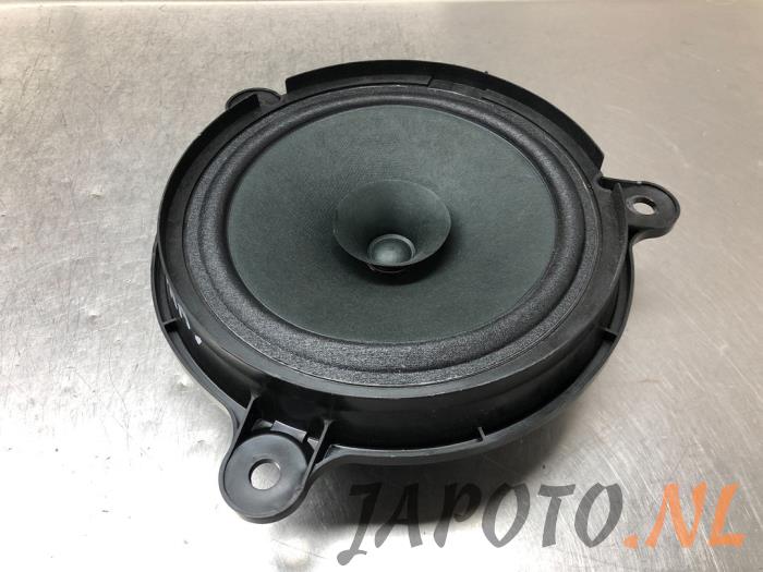 Speaker from a Mazda 2 (DJ/DL) 1.5 SkyActiv-G 90 2017