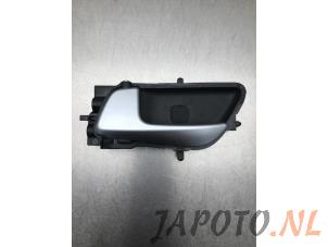 Używane Uchwyt drzwi lewych przednich wersja 4-drzwiowa Hyundai i20 (GBB) 1.2i 16V Cena € 14,95 Procedura marży oferowane przez Japoto Parts B.V.