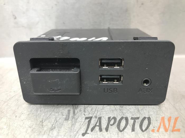 Używane Zlacze AUX/USB Mazda 2 (DJ/DL) 1.5 SkyActiv-G 90 Cena € 31,45 Procedura marży oferowane przez Japoto Parts B.V.