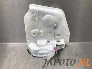Używane Mechanizm blokady drzwi prawych przednich wersja 4-drzwiowa Mazda 2 (DJ/DL) 1.5 SkyActiv-G 90 Cena € 49,95 Procedura marży oferowane przez Japoto Parts B.V.