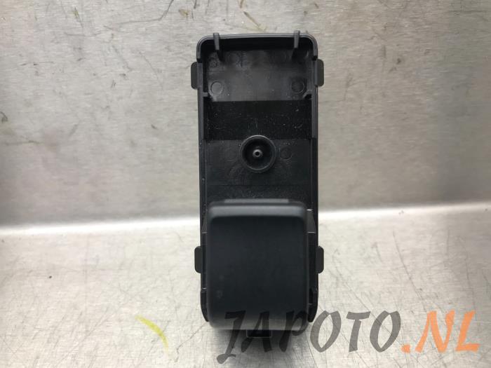 Usados Interruptor de ventanilla eléctrica Mazda 2 (DJ/DL) 1.5 SkyActiv-G 90 Precio € 20,95 Norma de margen ofrecido por Japoto Parts B.V.