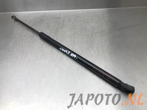 Używane Amortyzator gazowy prawy tyl Mazda 2 (DJ/DL) 1.5 SkyActiv-G 90 Cena € 19,95 Procedura marży oferowane przez Japoto Parts B.V.