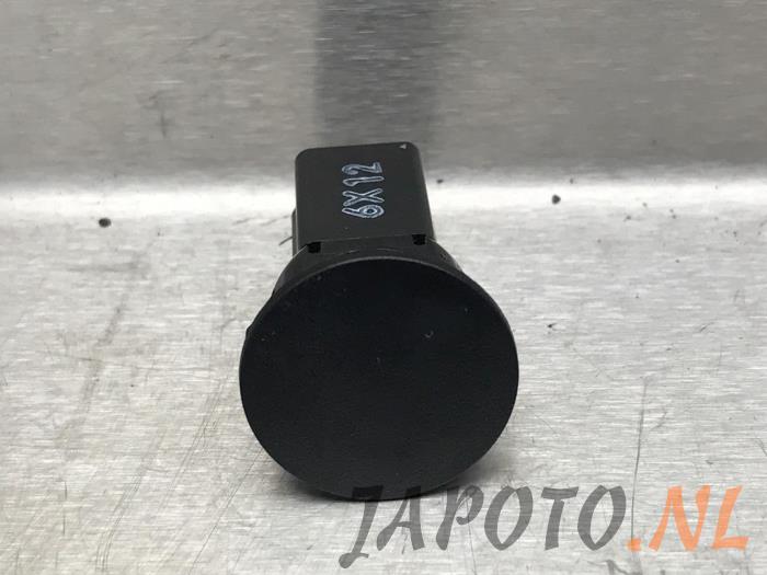 Light sensor from a Mazda 2 (DJ/DL) 1.5 SkyActiv-G 90 2017