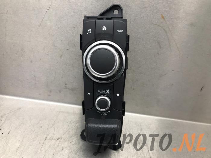 Usagé Panneau de commandes navigation Mazda 2 (DJ/DL) 1.5 SkyActiv-G 90 Prix € 78,70 Règlement à la marge proposé par Japoto Parts B.V.