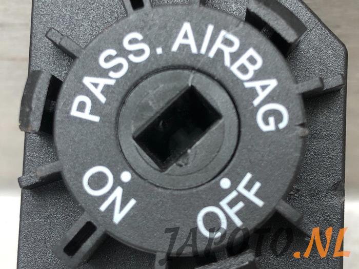 Airbag lock from a Mitsubishi Colt (Z2/Z3) 1.5 16V CZT Turbo 2011