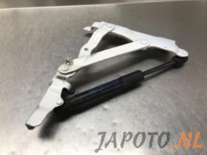 Usados Amortiguador de gas derecha detrás Mazda MX-5 (ND) 1.5 Skyactiv G-131 16V Precio € 49,95 Norma de margen ofrecido por Japoto Parts B.V.