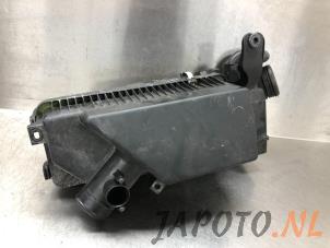 Usados Cuerpo de filtro de aire Mazda MX-5 (ND) 1.5 Skyactiv G-131 16V Precio € 99,95 Norma de margen ofrecido por Japoto Parts B.V.