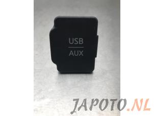 Używane Zlacze AUX/USB Nissan Micra (K13) 1.2 12V Cena € 19,95 Procedura marży oferowane przez Japoto Parts B.V.