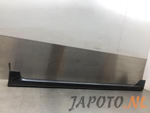 Usagé Jupe gauche Toyota Corolla (E12) 1.6 16V VVT-i Prix € 74,95 Règlement à la marge proposé par Japoto Parts B.V.
