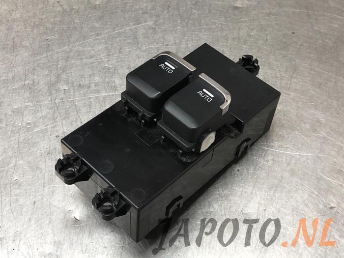 Usados Interruptor combinado de ventanillas Kia Cee'd Sportswagon (JDC5) 1.6 CRDi 16V VGT Precio € 52,45 Norma de margen ofrecido por Japoto Parts B.V.