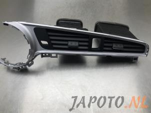 Używane Kratka wentylacyjna deski rozdzielczej Kia Cee'd Sportswagon (JDC5) 1.6 CRDi 16V VGT Cena € 49,95 Procedura marży oferowane przez Japoto Parts B.V.