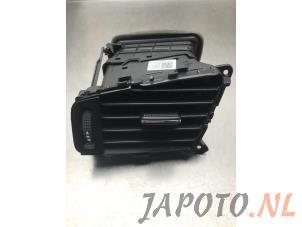 Używane Kratka wentylacyjna boczna Kia Cee'd Sportswagon (JDC5) 1.6 CRDi 16V VGT Cena € 24,99 Procedura marży oferowane przez Japoto Parts B.V.