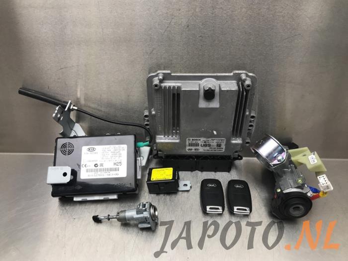 Used Ignition lock + computer Kia Cee'd Sportswagon (JDC5) 1.6 CRDi 16V VGT Price € 262,45 Margin scheme offered by Japoto Parts B.V.