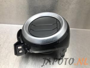 Używane Kratka wentylacyjna boczna Nissan Micra (K14) 0.9 IG-T 12V Cena € 19,95 Procedura marży oferowane przez Japoto Parts B.V.