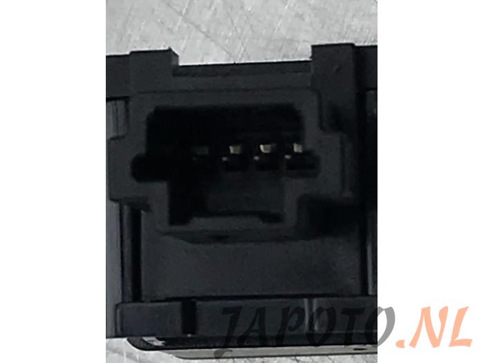 Interruptor de luz de pánico de un Nissan Micra (K14) 0.9 IG-T 12V 2017
